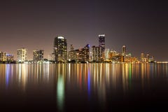 De Horizon van Miami van de nacht royalty-vrije stock afbeeldingen De Horizon van Miami van de nacht royalty-vrije stock afbeeldingen