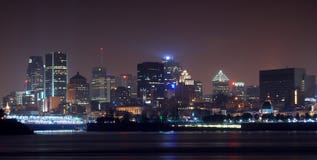De horizon van Montreal bij nacht royalty-vrije stock afbeeldingen De horizon van Montreal bij nacht royalty-vrije stock afbeeldingen