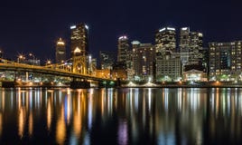 De Horizon van Pittsburgh bij Nacht stock afbeeldingen De Horizon van Pittsburgh bij Nacht stock afbeeldingen