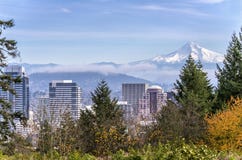 De horizon van Portland Oregon en MT kap stock foto De horizon van Portland Oregon en MT kap stock foto