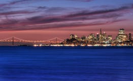 De Horizon van San Francisco, Californië bij Zonsopgang royalty-vrije stock afbeeldingen De Horizon van San Francisco, Californië bij Zonsopgang royalty-vrije stock afbeeldingen