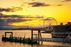 De horizon van Seattle bij schemer stock fotografie De horizon van Seattle bij schemer stock fotografie