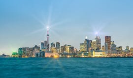 De horizon van Toronto 's nachts - Blauw Uur na zonsondergang stock afbeeldingen De horizon van Toronto 's nachts - Blauw Uur na zonsondergang stock afbeeldingen