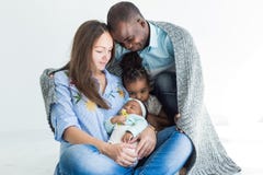 De houdende van vader omvat zijn familie met een plaid Gelukkige multi-etnische familie Familiewaarden royalty-vrije stock fotografie De houdende van vader omvat zijn familie met een plaid Gelukkige multi-etnische familie Familiewaarden royalty-vrije stock fotografie