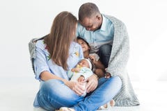 De houdende van vader omvat zijn familie met een plaid Gelukkige multi-etnische familie Familiewaarden stock foto's De houdende van vader omvat zijn familie met een plaid Gelukkige multi-etnische familie Familiewaarden stock foto's