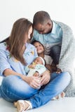 De houdende van vader omvat zijn familie met een plaid Gelukkige multi-etnische familie Familiewaarden royalty-vrije stock afbeeldingen De houdende van vader omvat zijn familie met een plaid Gelukkige multi-etnische familie Familiewaarden royalty-vrije stock afbeeldingen