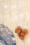 De houten achtergrond van de Kerstmisdecoratie met gebreide wolsweater met jacquardornament in witte blauw en beige Bruin draag s royalty-vrije stock foto De houten achtergrond van de Kerstmisdecoratie met gebreide wolsweater met jacquardornament in witte blauw en beige Bruin draag s royalty-vrije stock foto