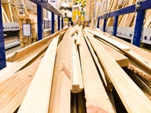 De houten bruine gezaagde natuurlijke de bouw raad plakt logboeken met knopen op een rek op een zaagmolen in de opslag De achterg stock fotografie De houten bruine gezaagde natuurlijke de bouw raad plakt logboeken met knopen op een rek op een zaagmolen in de opslag De achterg stock fotografie