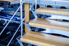 De houten stappen van de aluminiumladder royalty-vrije stock foto's De houten stappen van de aluminiumladder royalty-vrije stock foto's