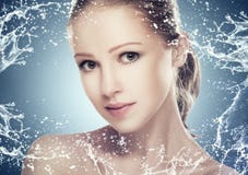 De huidzorg van de conceptenschoonheid, gezicht van mooi meisje met plonsen en water royalty-vrije stock foto De huidzorg van de conceptenschoonheid, gezicht van mooi meisje met plonsen en water royalty-vrije stock foto