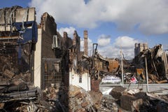 De huizen zitten het smeulen na Orkaan stock afbeelding De huizen zitten het smeulen na Orkaan stock afbeelding