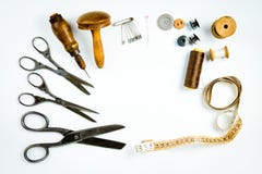De hulpmiddelenreeks van de uitstekende kleermaker, oud instrument voor hand - het gemaakte maken royalty-vrije stock afbeeldingen De hulpmiddelenreeks van de uitstekende kleermaker, oud instrument voor hand - het gemaakte maken royalty-vrije stock afbeeldingen