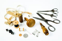 De hulpmiddelenreeks van de uitstekende kleermaker - oud instrument voor hand - het gemaakte maken royalty-vrije stock foto's De hulpmiddelenreeks van de uitstekende kleermaker - oud instrument voor hand - het gemaakte maken royalty-vrije stock foto's