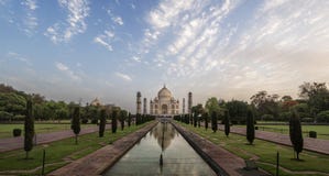 De iconische mening van Taj Mahal één van de Wereld is bij zonsopgang, Agra, India benieuwd royalty-vrije stock foto's De iconische mening van Taj Mahal één van de Wereld is bij zonsopgang, Agra, India benieuwd royalty-vrije stock foto's