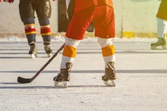 De ijshockeygelijke, spelers van beide teams concurreert op het kampioenschap F royalty-vrije stock foto's De ijshockeygelijke, spelers van beide teams concurreert op het kampioenschap F royalty-vrije stock foto's