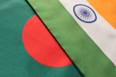 De Indische die vlaggen van Bangladesh en op lijst worden geplaatst stock foto's De Indische die vlaggen van Bangladesh en op lijst worden geplaatst stock foto's