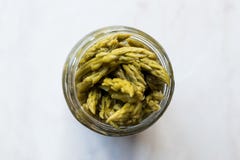 De ingelegde Groene Asperge legt Vergist die in en in de Kruik van de Glasfles bewaart royalty-vrije stock fotografie De ingelegde Groene Asperge legt Vergist die in en in de Kruik van de Glasfles bewaart royalty-vrije stock fotografie