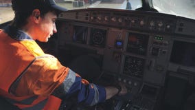 De ingenieur controleert het materiaal in de cockpit van een passagiersvliegtuig 4K stock videobeelden De ingenieur controleert het materiaal in de cockpit van een passagiersvliegtuig 4K stock videobeelden