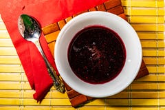 De jam zwarte bes van de huis inblikkende bes, volksremedie Oud recept Een zeer zoet suikerdessert met de vruchten van zijn oogst stock afbeeldingen De jam zwarte bes van de huis inblikkende bes, volksremedie Oud recept Een zeer zoet suikerdessert met de vruchten van zijn oogst stock afbeeldingen