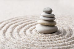 De Japanse de meditatiesteen van de zentuin voor concentratie en de ontspanning schuren en schommelen voor harmonie en saldo in z stock foto De Japanse de meditatiesteen van de zentuin voor concentratie en de ontspanning schuren en schommelen voor harmonie en saldo in z stock foto