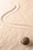 De Japanse steen van de Zenmeditatie en zandtuin met geharkte lijn royalty-vrije stock afbeeldingen De Japanse steen van de Zenmeditatie en zandtuin met geharkte lijn royalty-vrije stock afbeeldingen