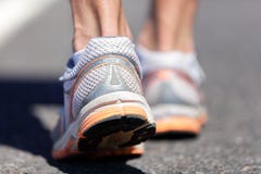 De jogging van de de close-upmens van loopschoenenvoeten op weg royalty-vrije stock afbeeldingen De jogging van de de close-upmens van loopschoenenvoeten op weg royalty-vrije stock afbeeldingen