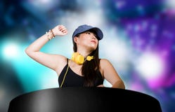 De jonge aantrekkelijke en gelukkige Aziatische Japanse vrouw die van DJ gebruikend deejay toestel en hoofdtelefoons bij nachtclu royalty-vrije stock foto's De jonge aantrekkelijke en gelukkige Aziatische Japanse vrouw die van DJ gebruikend deejay toestel en hoofdtelefoons bij nachtclu royalty-vrije stock foto's