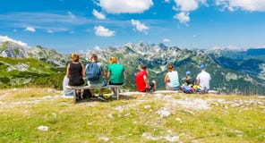 De jonge familie bovenop berg kijkt aan verre heuvel De berg van Slovenië Vogel, Triglav en dichtbijgelegen Bohinj-meer stock fotografie De jonge familie bovenop berg kijkt aan verre heuvel De berg van Slovenië Vogel, Triglav en dichtbijgelegen Bohinj-meer stock fotografie