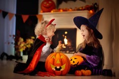 De jonge geitjes in heksenkostuum op Halloween-truc of behandelen royalty-vrije stock foto De jonge geitjes in heksenkostuum op Halloween-truc of behandelen royalty-vrije stock foto