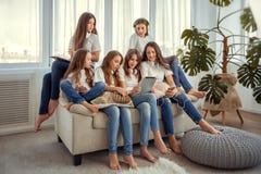 De jonge geitjes met de computer van tabletpc communiceren in sociale netwerken De groep tieners gebruikt gadgets stock afbeelding De jonge geitjes met de computer van tabletpc communiceren in sociale netwerken De groep tieners gebruikt gadgets stock afbeelding