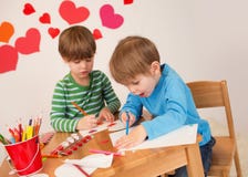 De jonge geitjes namen in de Dagambachten van Valentine: in dienst Liefde en Harten Stock Afbeelding De jonge geitjes namen in de Dagambachten van Valentine: in dienst Liefde en Harten Stock Afbeelding
