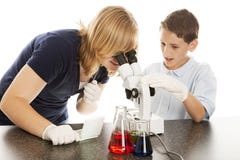 De Jonge geitjes van de wetenschap kijken in Microscoop stock foto's De Jonge geitjes van de wetenschap kijken in Microscoop stock foto's