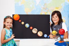 De jonge geitjes in wetenschapsklasse bestuderen het zonnestelsel stock foto's De jonge geitjes in wetenschapsklasse bestuderen het zonnestelsel stock foto's