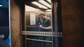 De jonge gelukkige mens gaat lift in, duwt de knoop, het deursluiten en hij berijdt het uitputten van smartphone mobiel bureau ap stock videobeelden De jonge gelukkige mens gaat lift in, duwt de knoop, het deursluiten en hij berijdt het uitputten van smartphone mobiel bureau ap stock videobeelden