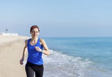 De jonge jogging van de geschiktheidsvrouw bij strand royalty-vrije stock fotografie De jonge jogging van de geschiktheidsvrouw bij strand royalty-vrije stock fotografie