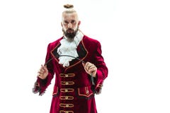 De jonge man die een traditioneel middeleeuws kostuum van markies dragen stock afbeeldingen De jonge man die een traditioneel middeleeuws kostuum van markies dragen stock afbeeldingen