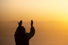 De jonge mens die in de ochtend, Handen bidden vouwde in gebedconcept voor geloof, spiritualiteit en godsdienst stock foto De jonge mens die in de ochtend, Handen bidden vouwde in gebedconcept voor geloof, spiritualiteit en godsdienst stock foto