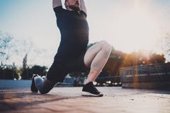 De jonge mens die rek doen oefent spieren uit alvorens op te leiden Het concept van de traininglevensstijl Spieratleet die buiten royalty-vrije stock afbeelding De jonge mens die rek doen oefent spieren uit alvorens op te leiden Het concept van de traininglevensstijl Spieratleet die buiten royalty-vrije stock afbeelding