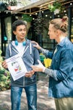 De jonge mens van Nice ondersteunend zijn beste vriend stock foto De jonge mens van Nice ondersteunend zijn beste vriend stock foto