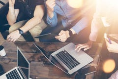 De jonge Moderne Elektronische Gadgets van Zakenmanteam analyze finance online report Medewerkers Start Digitaal Project royalty-vrije stock foto's De jonge Moderne Elektronische Gadgets van Zakenmanteam analyze finance online report Medewerkers Start Digitaal Project royalty-vrije stock foto's