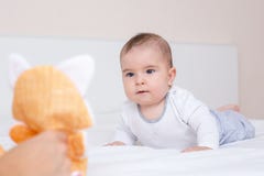 De jonge moeder speelt met haar gelukkige baby stock foto's De jonge moeder speelt met haar gelukkige baby stock foto's