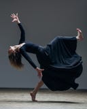 De jonge mooie danser stelt in studio royalty-vrije stock foto De jonge mooie danser stelt in studio royalty-vrije stock foto