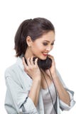 De jonge mooie vrouw geniet van luister aan muziek met grote hoofdtelefoons isoleerde witte achtergrond stock foto's De jonge mooie vrouw geniet van luister aan muziek met grote hoofdtelefoons isoleerde witte achtergrond stock foto's