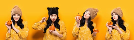 De jonge pompoenen van de vrouwenholding voor Halloween Royalty-vrije Stock Afbeelding De jonge pompoenen van de vrouwenholding voor Halloween Royalty-vrije Stock Afbeelding