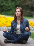 De jonge positie van de vrouwen zen lotusbloem royalty-vrije stock afbeeldingen De jonge positie van de vrouwen zen lotusbloem royalty-vrije stock afbeeldingen