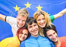 De jonge ventilators die van de voetbalverdediger met Europese vlag toejuichen stock fotografie De jonge ventilators die van de voetbalverdediger met Europese vlag toejuichen stock fotografie