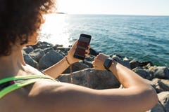 De jonge vestiging van de geschiktheidsvrouw haar smartwatch stock afbeelding De jonge vestiging van de geschiktheidsvrouw haar smartwatch stock afbeelding