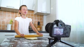 De jonge videoinhoud van de vloggeropname voor het rollende deeg van de voedselblog met deegrol stock footage De jonge videoinhoud van de vloggeropname voor het rollende deeg van de voedselblog met deegrol stock footage