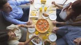 De jonge vrienden komen in een restaurant samen etend pizza het drinken alcohol en het vertellen van verhalen stock foto's De jonge vrienden komen in een restaurant samen etend pizza het drinken alcohol en het vertellen van verhalen stock foto's