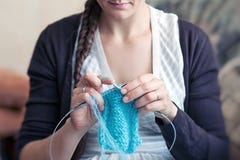 De jonge vrouw breit stock afbeelding De jonge vrouw breit stock afbeelding